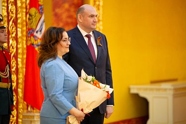 Евгений Солнцев вручил оренбуржцам государственные награды 